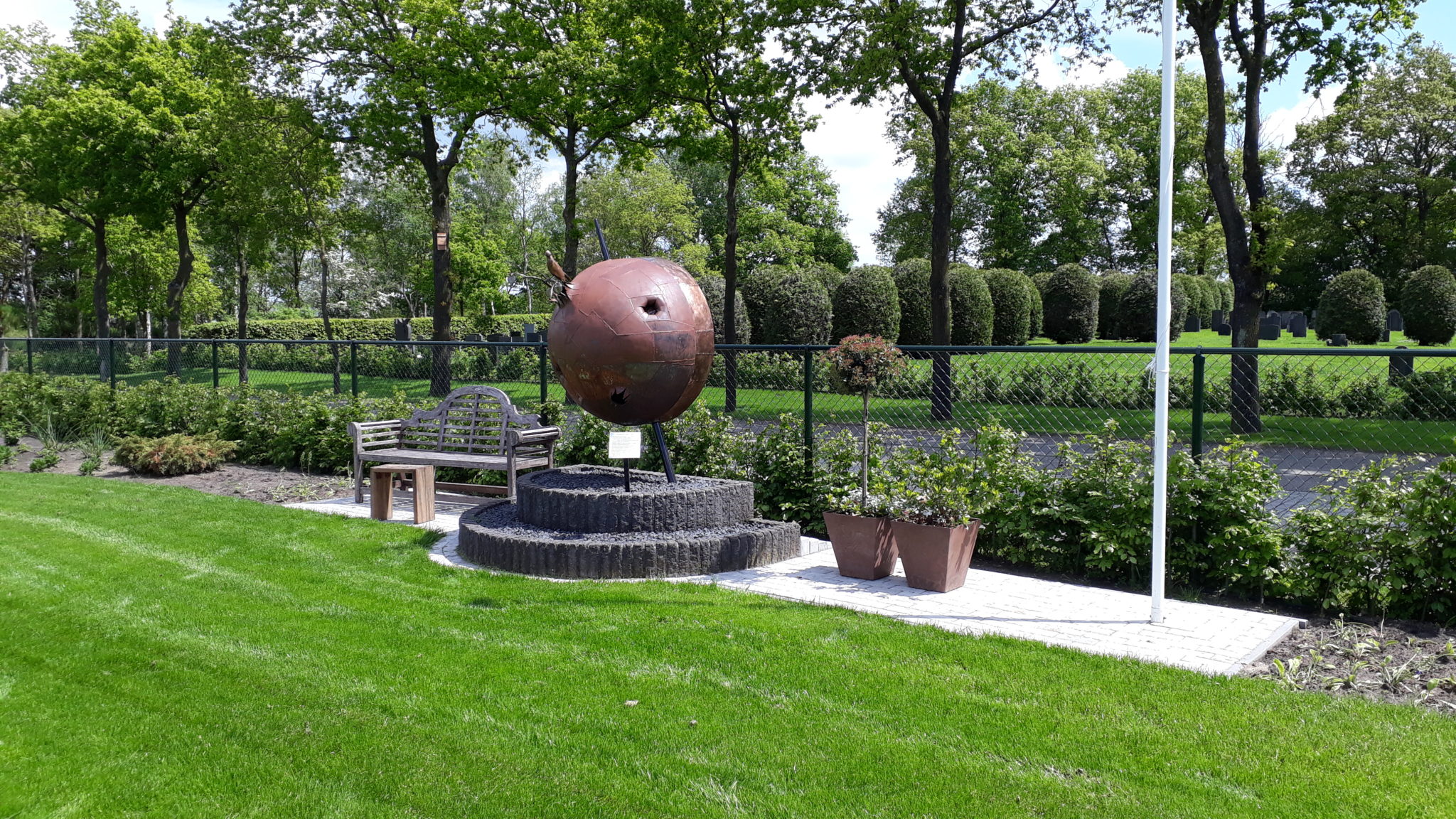 Monument voor vrede en vrijheid - Ichthus Kerk Lemele